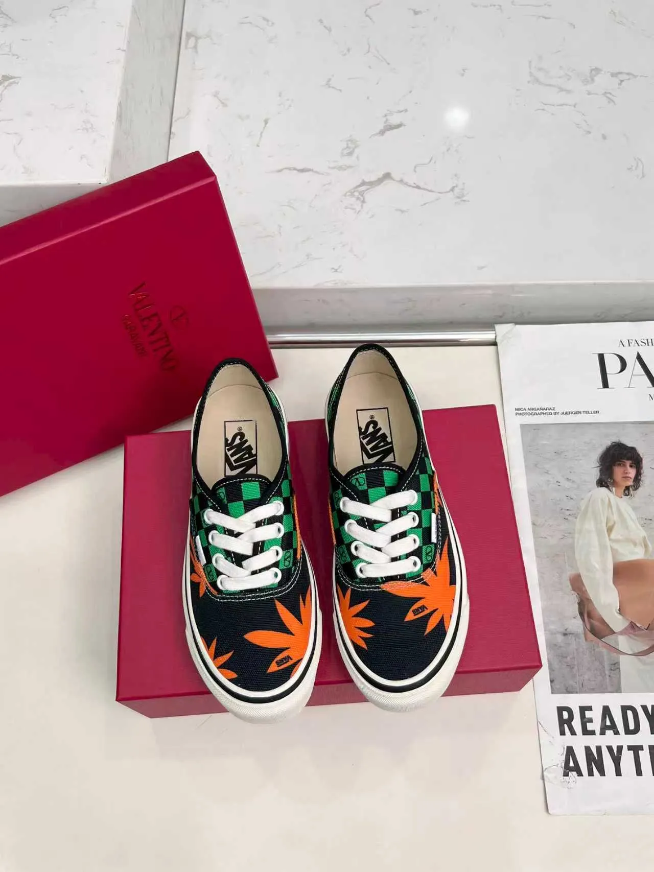 [Valentino Giving classic shoes a personality that spans the ages. Many celebrities - Jolin Tsai. Yang Zi. Liu Wen. Ma Baiquan. Choi Soobin. freen. Song Zuer. JJ Lin. zel. Cecilia Cheung. shark. Xin Yunlai...same style.